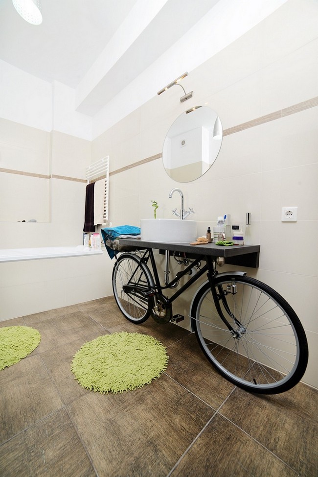 Modern fürdőszoba kerékpár mosdópulttal
