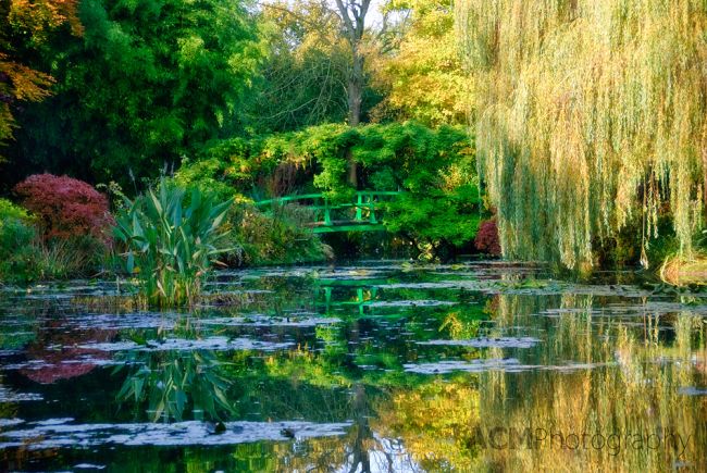 Kerti tó japán híddal Monet kertjében