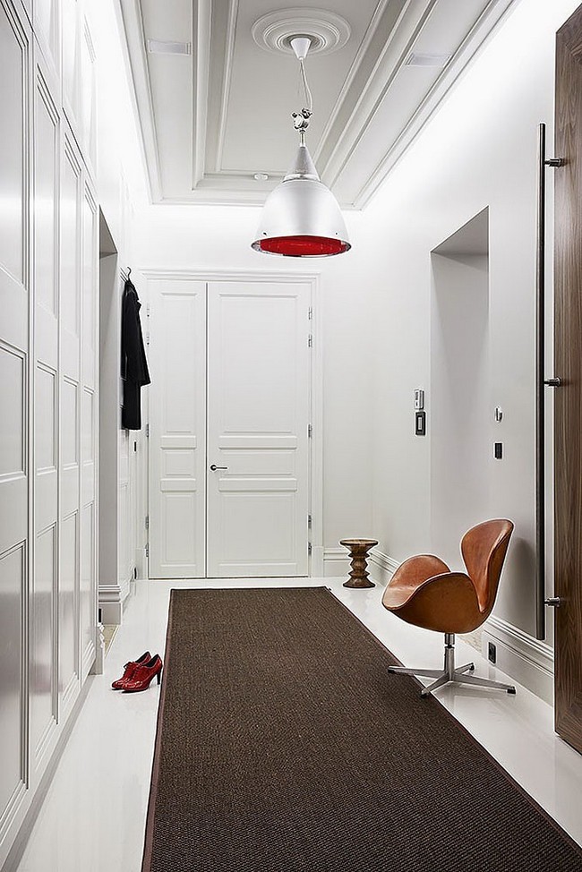 Fehér előszoba Arne Jacobsen Swan fotellel 