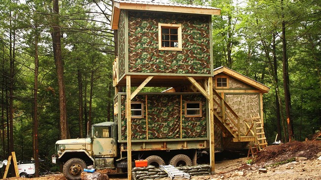 Öreg katonai teherautóra épített faház