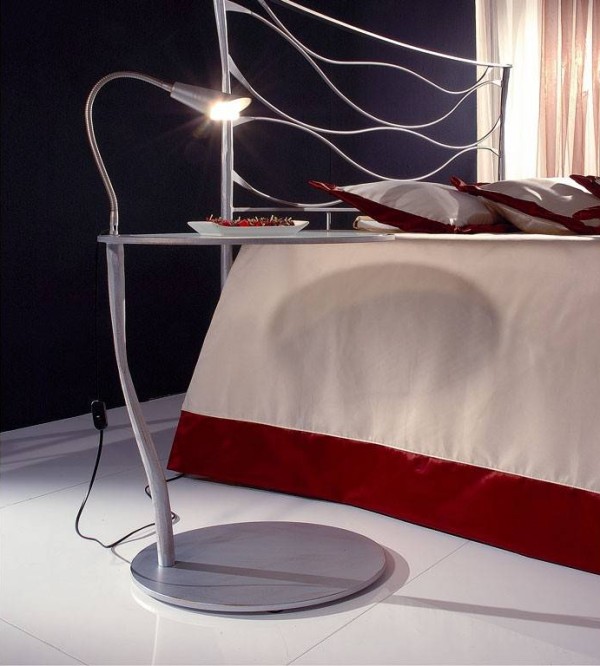 Lámpával kombinált asztalka kovácsoltvas ágy mellett