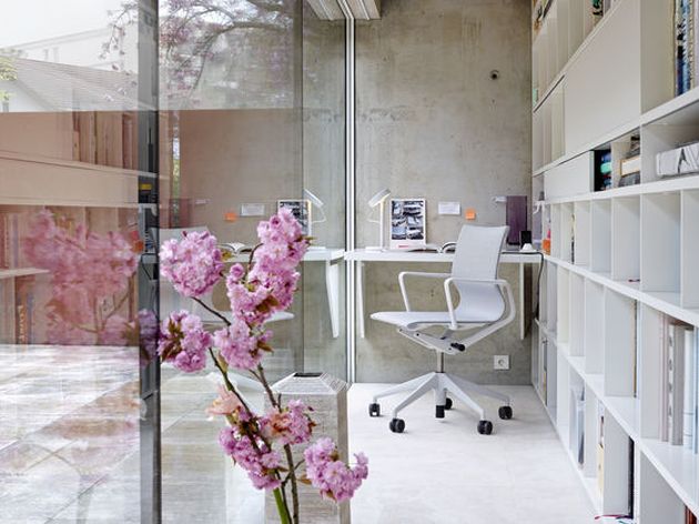 Modern fehér görgős irodai szék
