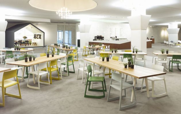Sárga, fehér, zöld modern székek közösségi terekbe, éttermekbe