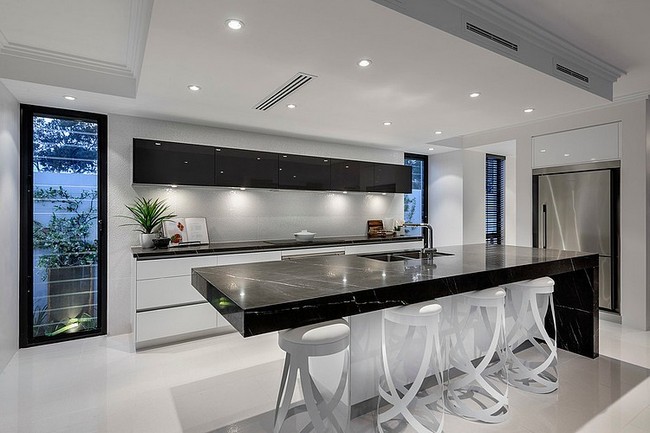 Modern márvány mintás konyhabútor fehér bárszékekkel
