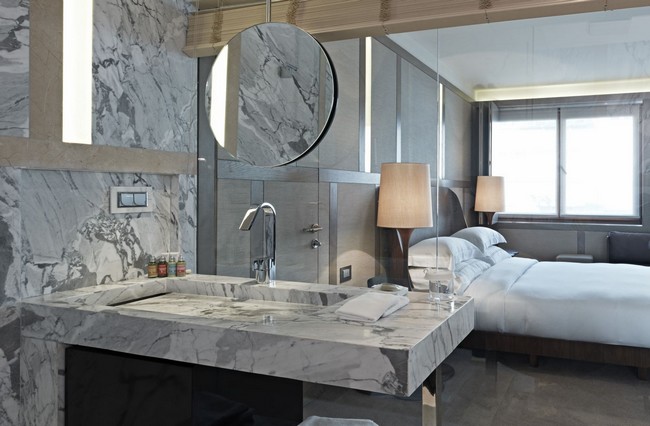 Márvány mosdópult szállodai szobában kerek tükörrel