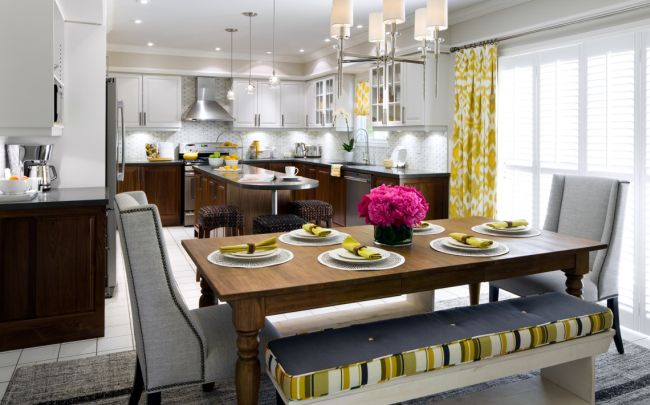 Klasszikus konyha világos és sárga függönyökkel