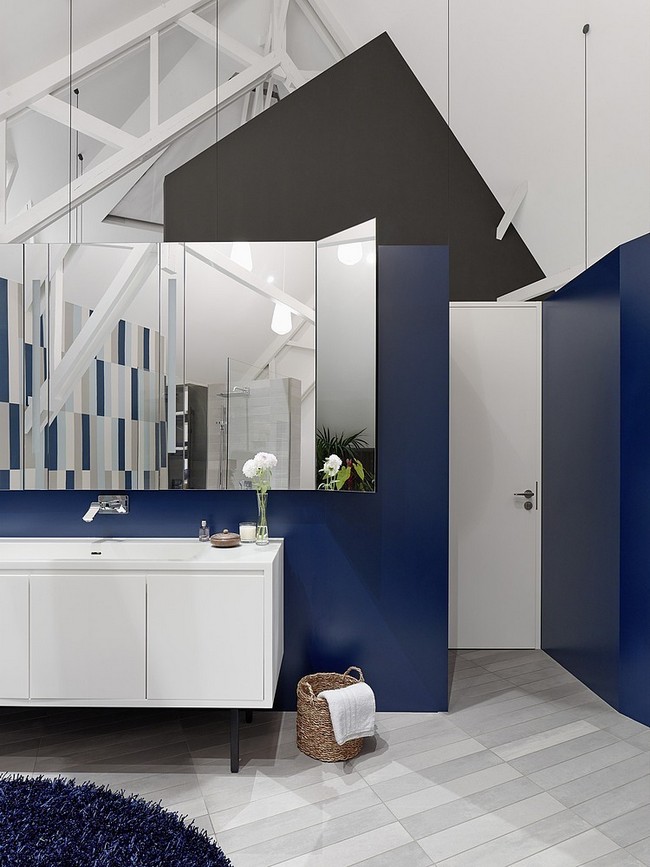 Minimál fürdőszoba kék falakkal