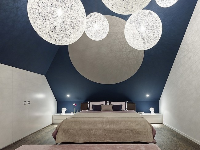 Ablak nélküli hálószoba kék falakkal gömb lámpákkal