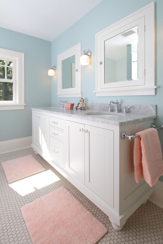 Fehér fürdőszoba szekrény és fehér tükör