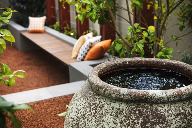 Víztároló kerti edény és modern kerti pad