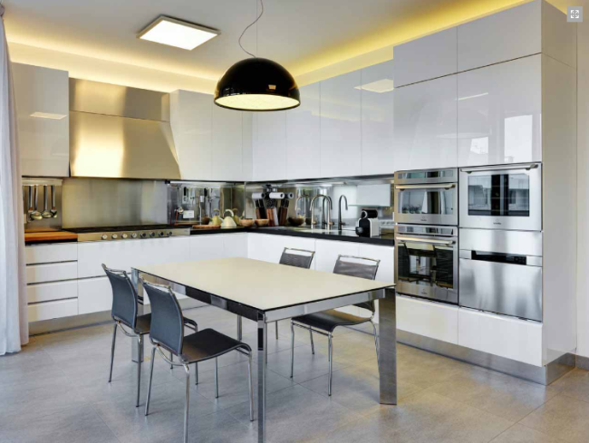 Modern fehér magasfényű olasz konyhabútor rejtett led fényekkel