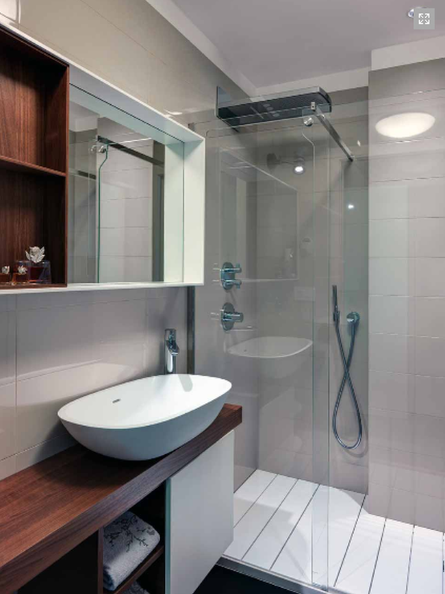 Modern mosdópult és mosdótál zuhanyfülke