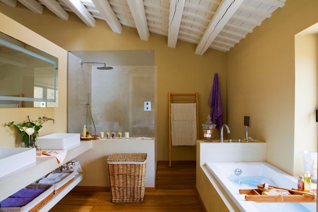 Sárga mediterrán fürdőszoba