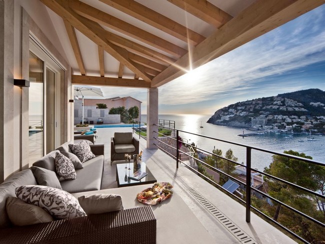Port d'Andratx kikötő látképe és modern spanyol villa veranda