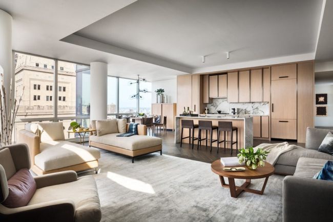 Beépített konyhával kombinált modern nappali világos bútorokkal