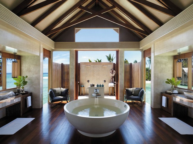 Luxus fürdőszoba szállodában ovális fürdőkáddal
