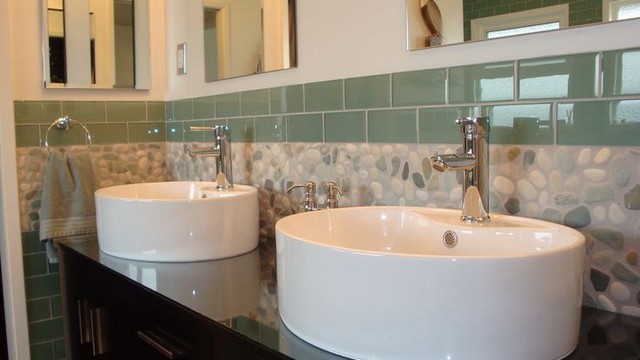 Metró csempe és kavicsburkolat kombináció egy modern fürdőszobában