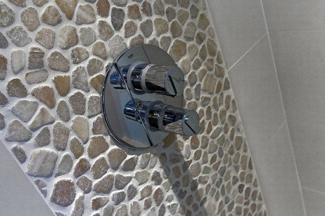 Kőmozaik burkolat a zuhany csaptelep körül