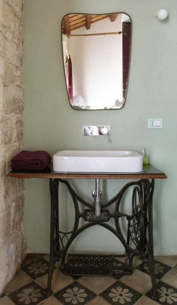 Fürdőszobai mosdópult régi varrógépből
