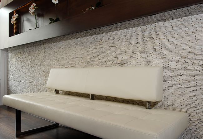 Otago White - Indonéz kőmozaik nappaliban