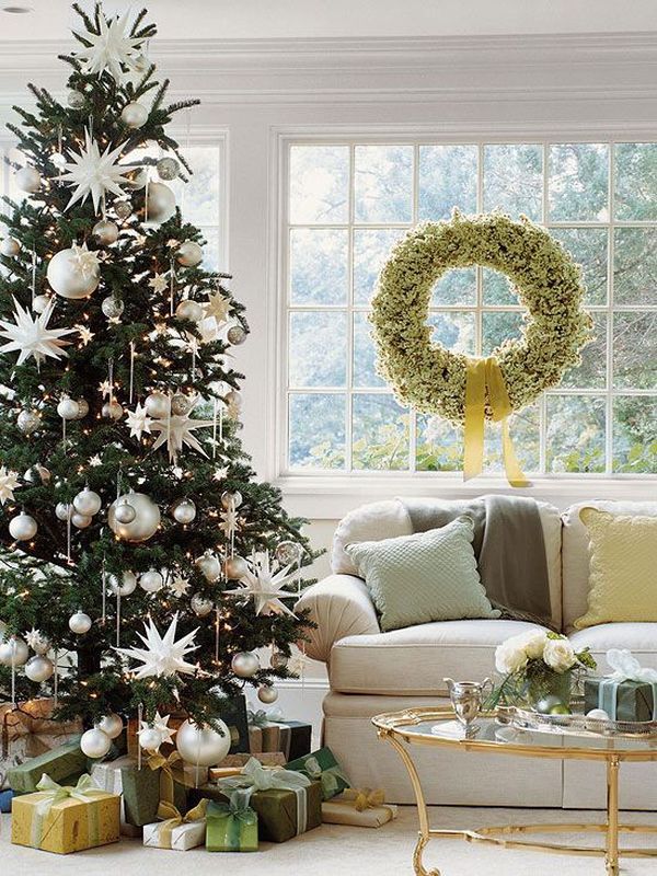Karácsonyfa díszítés fehérrel