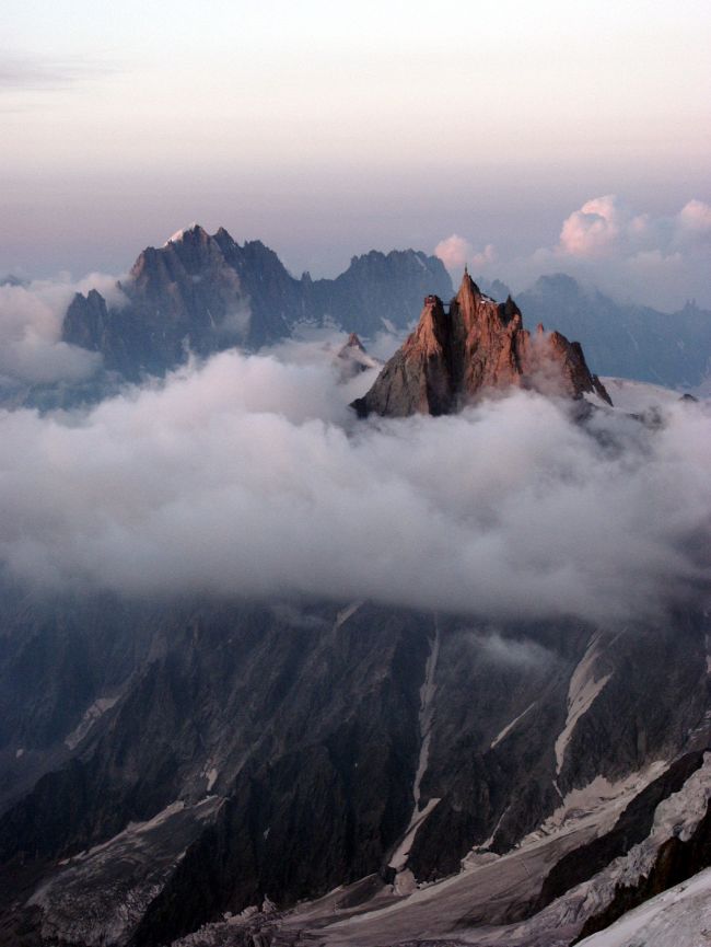 a világ egyik legszebb síterepe a Mont Blanc lábánál fekvő Chamonix. Egyik nevezetessége az Aiguille du Midi a felhők felett