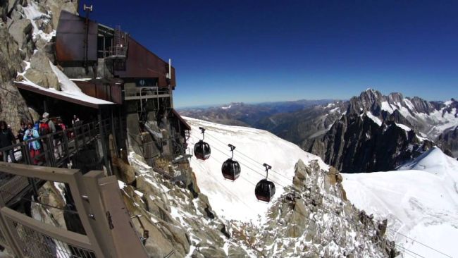 a világ egyik legszebb síterepe a Mont Blanc lábánál fekvő Chamonix. Egyik nevezetessége az Aiguille du Midi felvonó
