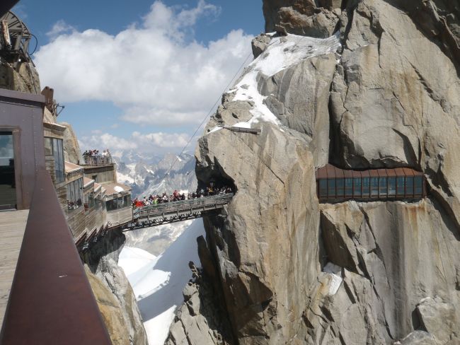 a világ egyik legszebb síterepe a Mont Blanc lábánál fekvő Chamonix. Egyik nevezetessége az Aiguille du Midi híd