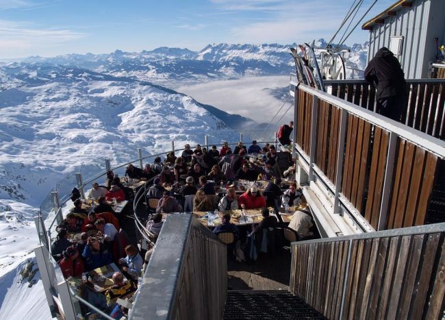 a világ egyik legszebb síterepe a Mont Blanc lábánál fekvő Chamonix. Egyik nevezetessége az Aiguille du Midi