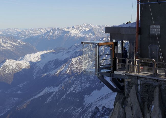 a világ egyik legszebb síterepe a Mont Blanc lábánál fekvő Chamonix. Egyik nevezetessége az Aiguille du Midi kilátó