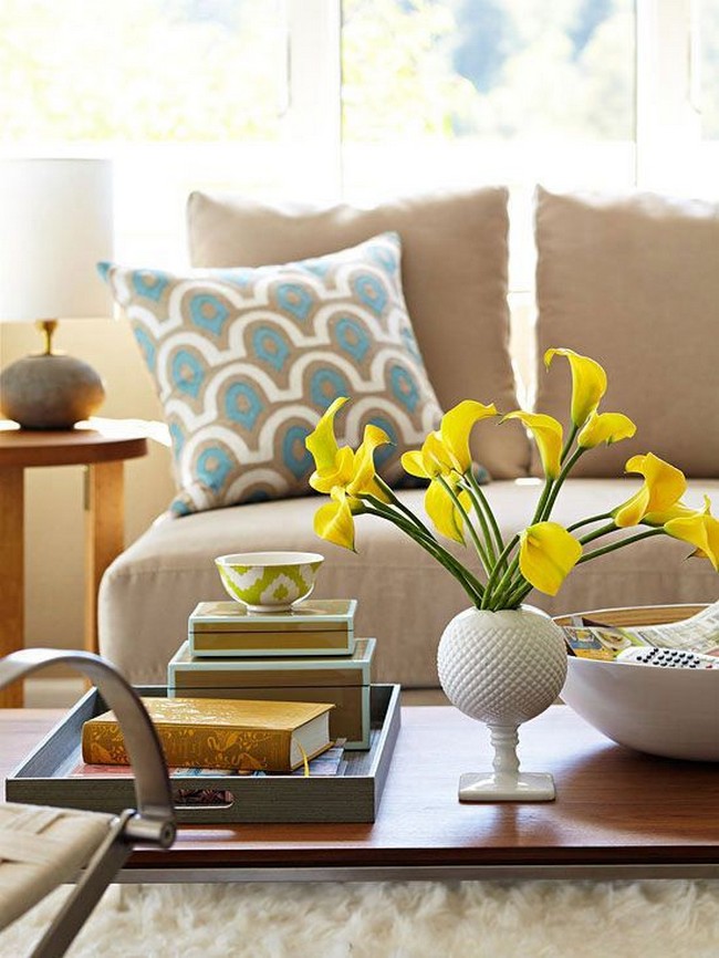 Asztali dísz sárga tavaszi virágokkal nappaliba