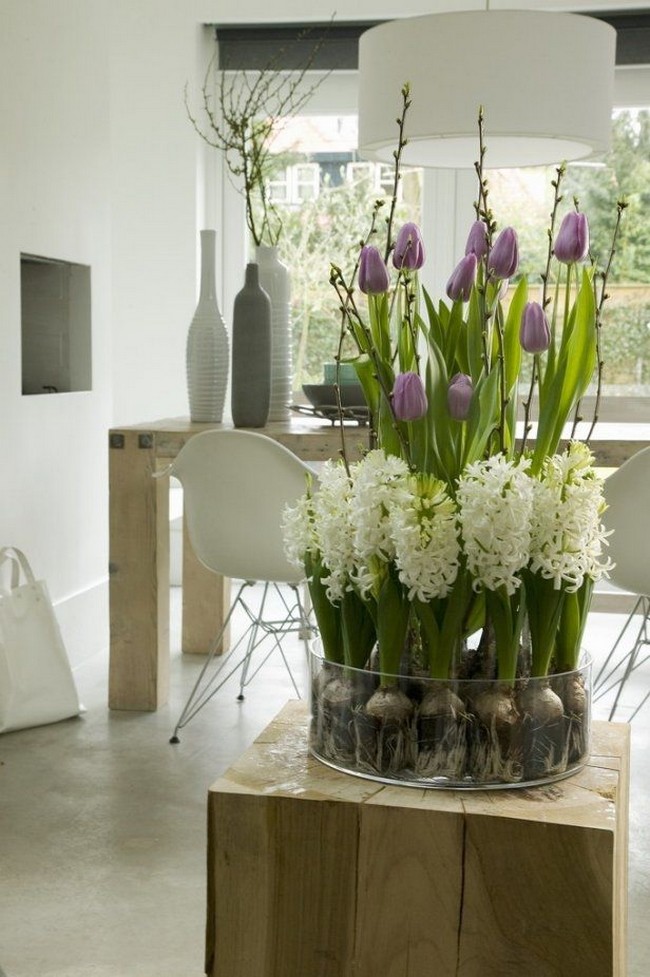 Lila tulipán fehér jácintokkal modern étkezőben