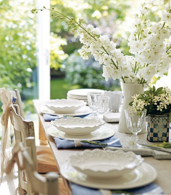 Tavaszias asztaldekoráció fehér virágokkal
