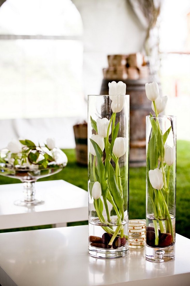 Fehér tulipán üvegvázában mint tavaszi modern virágdekoráció