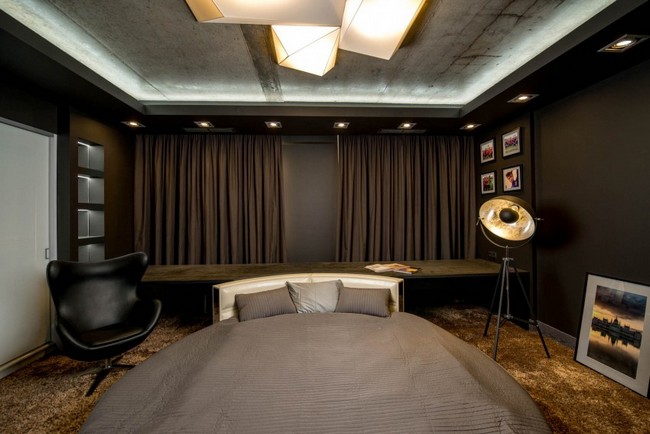 Sötétbarna hálószoba ötlet Arne Jacobsen fotellel