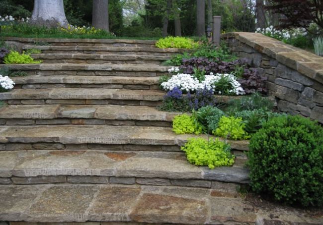 Lépcsőburkolat kertbe természetes kőből