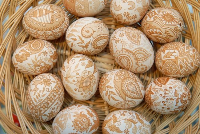 Kézzel festett tojások apró mintákkal kosárban