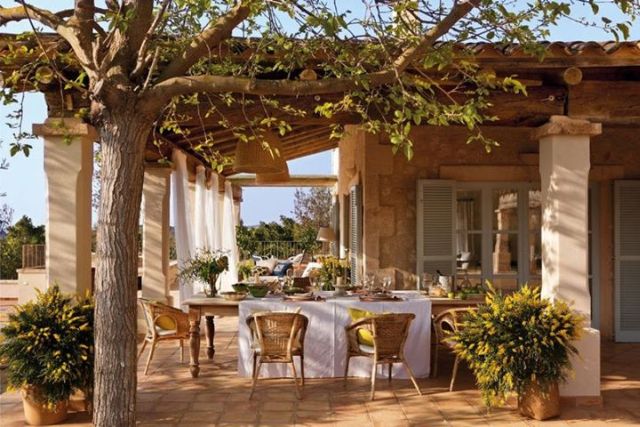 Mediterrán veranda fonott kerti székekkel