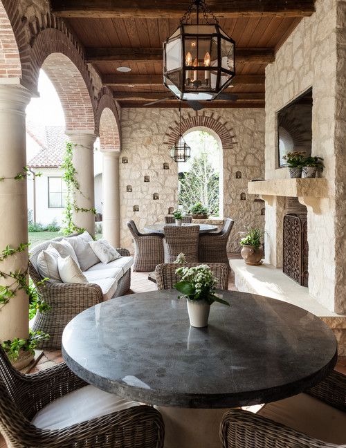Mediterrán terasz fonott romantikus kerti bútorokkal