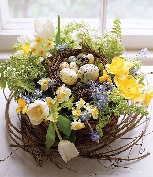 Fészek alakú tavaszi asztaldekoráció virágokkal