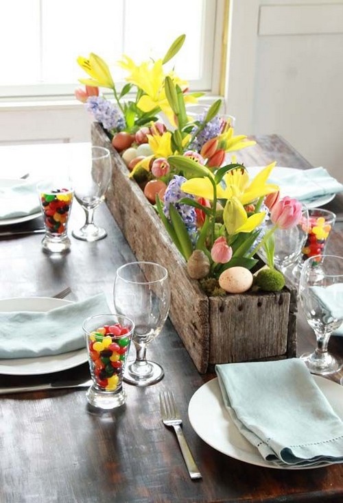 Ládába pakolt húsvéti dekoráció és virágok