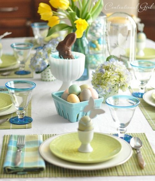 Kék és zöld húsvéti dekororáció asztalon
