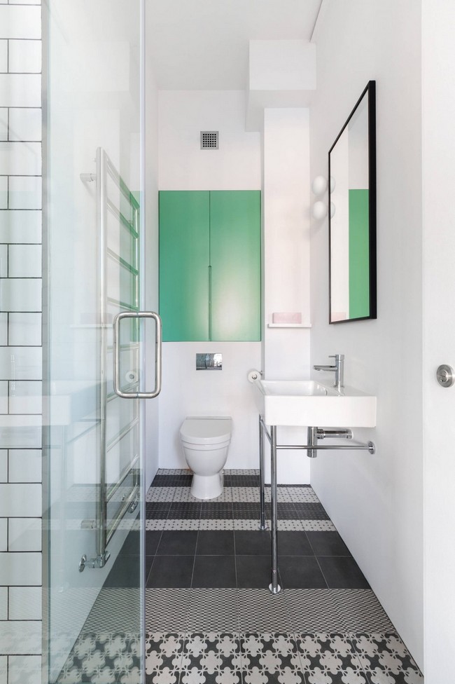 Loft fürdőszoba zöld tárolószekrénnyel