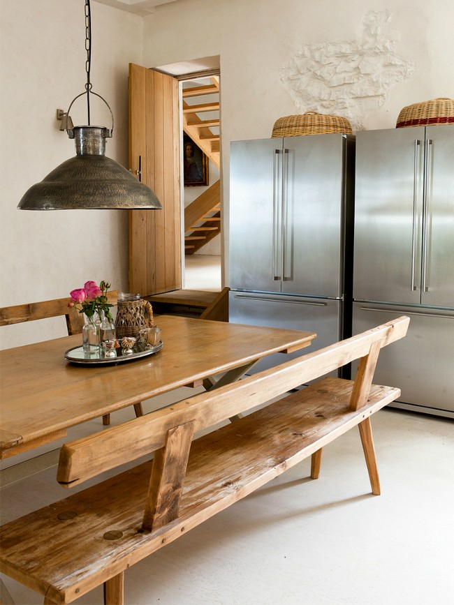 Tömörfa rusztikus étkezőpad és dupla ajtós hűtő