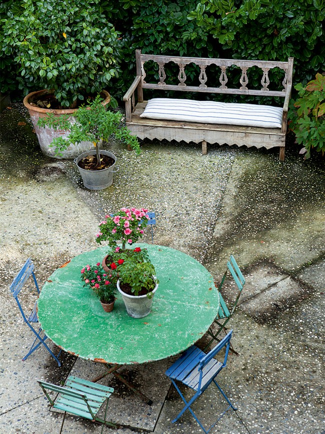 Öreg faragott kerti pad és kerek fém kerti asztal