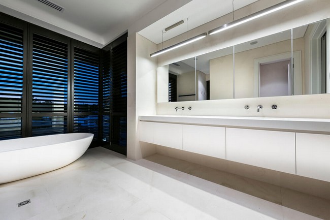 Fehér modern fürdőszoba bútor