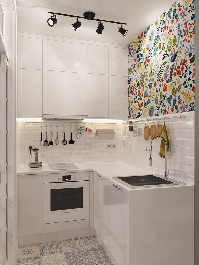 Fehér mikro konyha metró csempével és színes tapétával