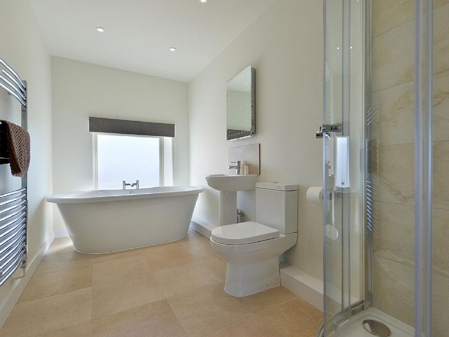 Modern világos bézs színű fürdőszoba