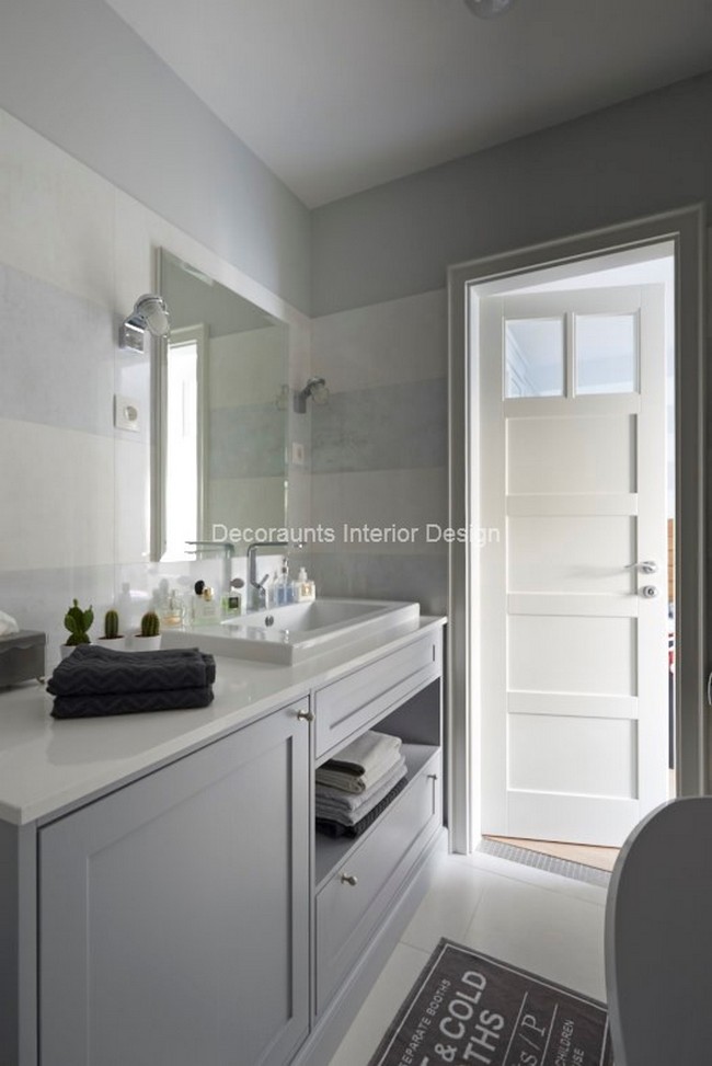 Szürke és fehér fürdőszoba egyedi mosdópult és fürdőszoba bútorok