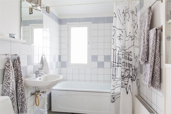 Egyszerű fürdőszoba berendezés egyszínű csempével
